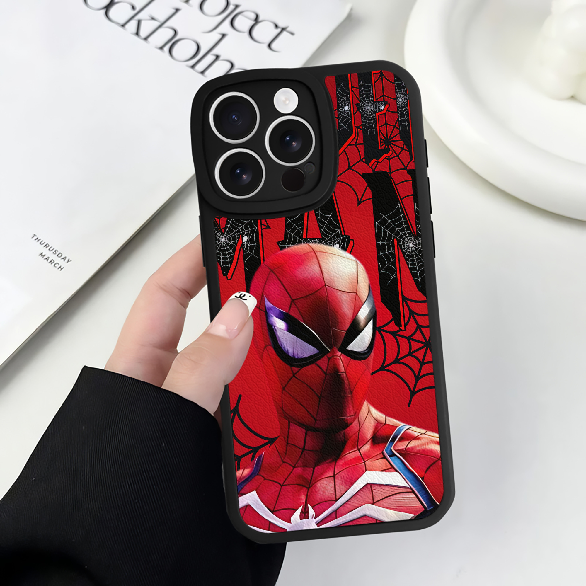（画像用） Spider Man スパイダーマン 【iPhone 16シリーズ対応】シリコンスマホケース（レザー調） 材質：シリコン